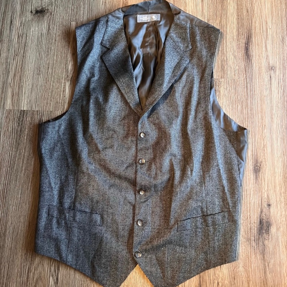 Hart Schaffner Marx gray herringbone and satin vest 5 button Scully point bottom